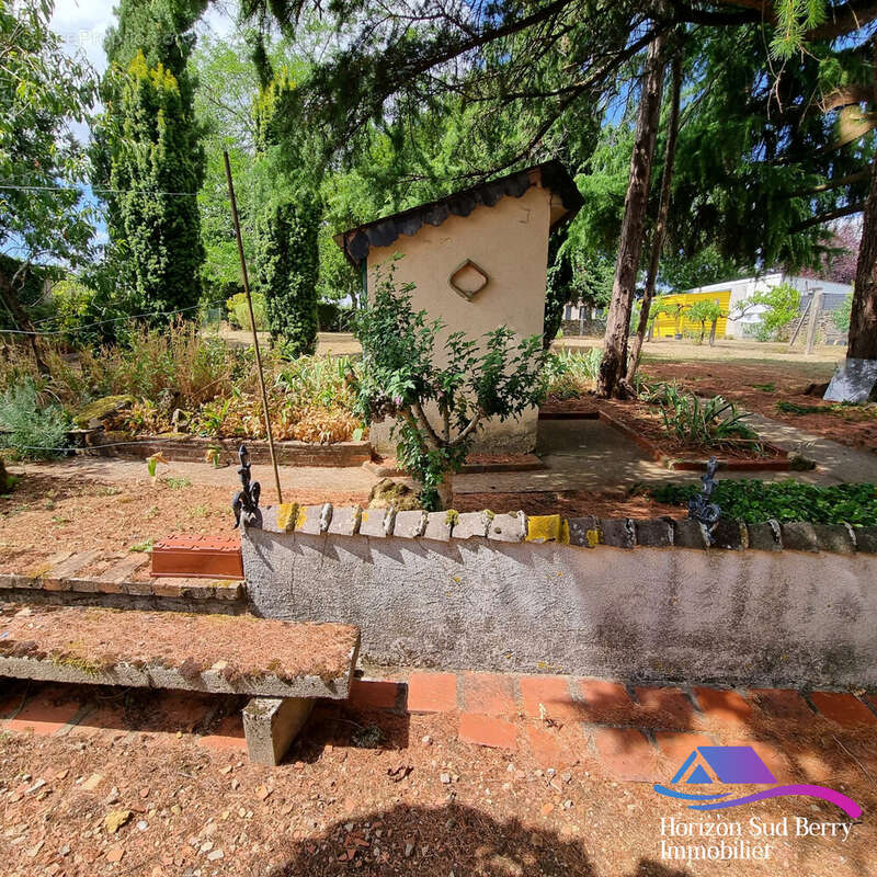 jardin arrière - Maison à MONTGIVRAY