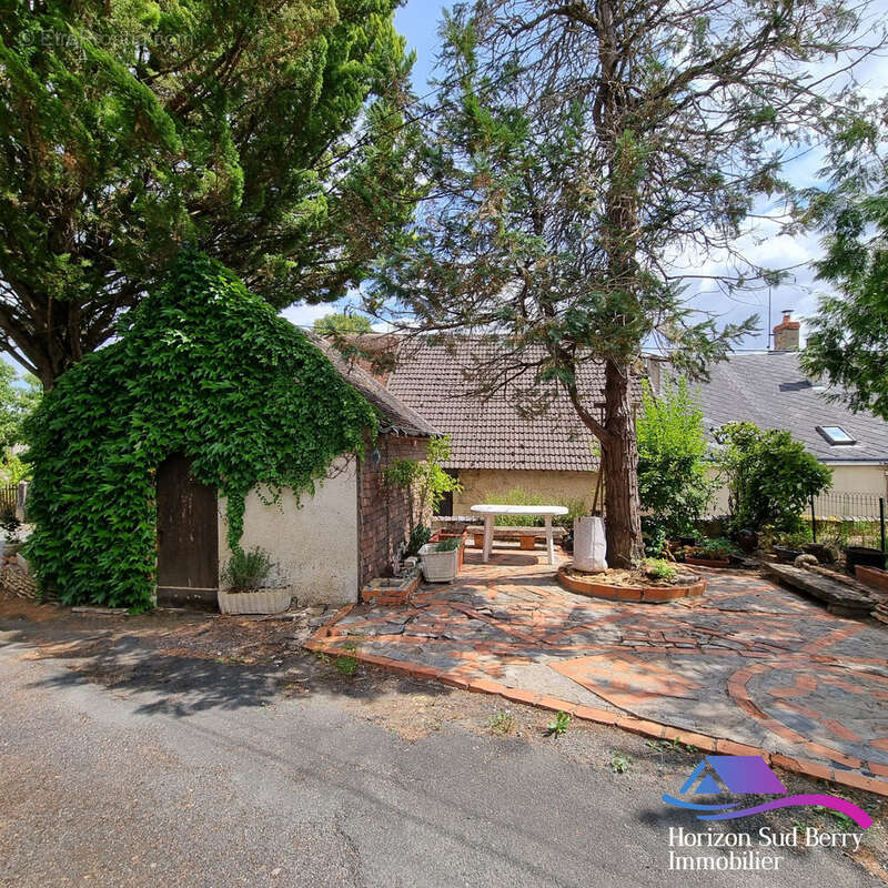 Petite dépendance avec terrasse en face de la maison - Maison à MONTGIVRAY
