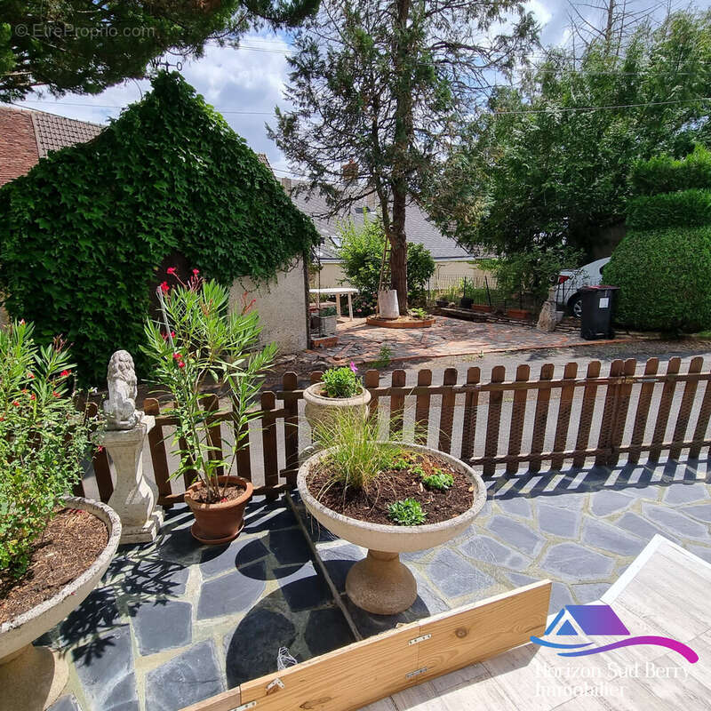 Petite terrasse sur le devant - Maison à MONTGIVRAY