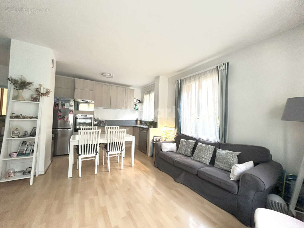 Pièce de vie &amp; Cuisine  - Appartement à LEVALLOIS-PERRET