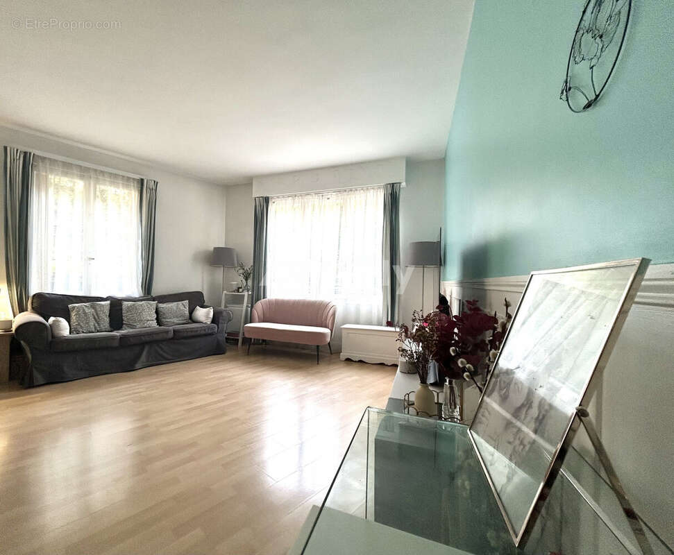 Pièce de vie  - Appartement à LEVALLOIS-PERRET