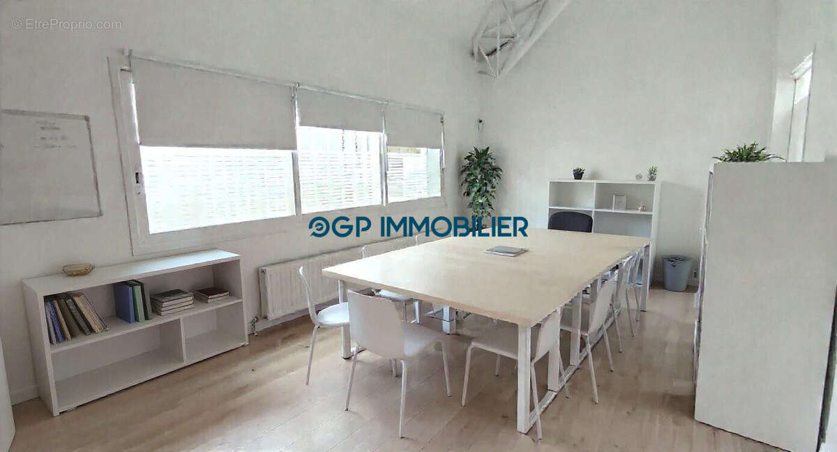 Commerce à BRUGUIERES