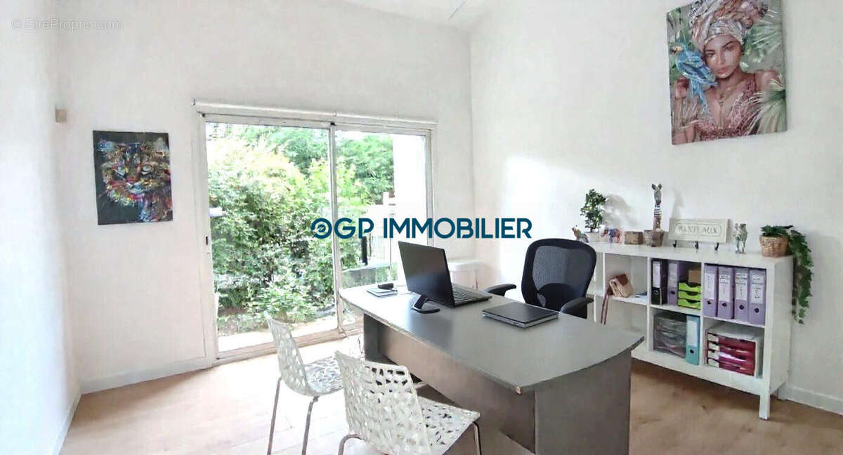 Commerce à BRUGUIERES