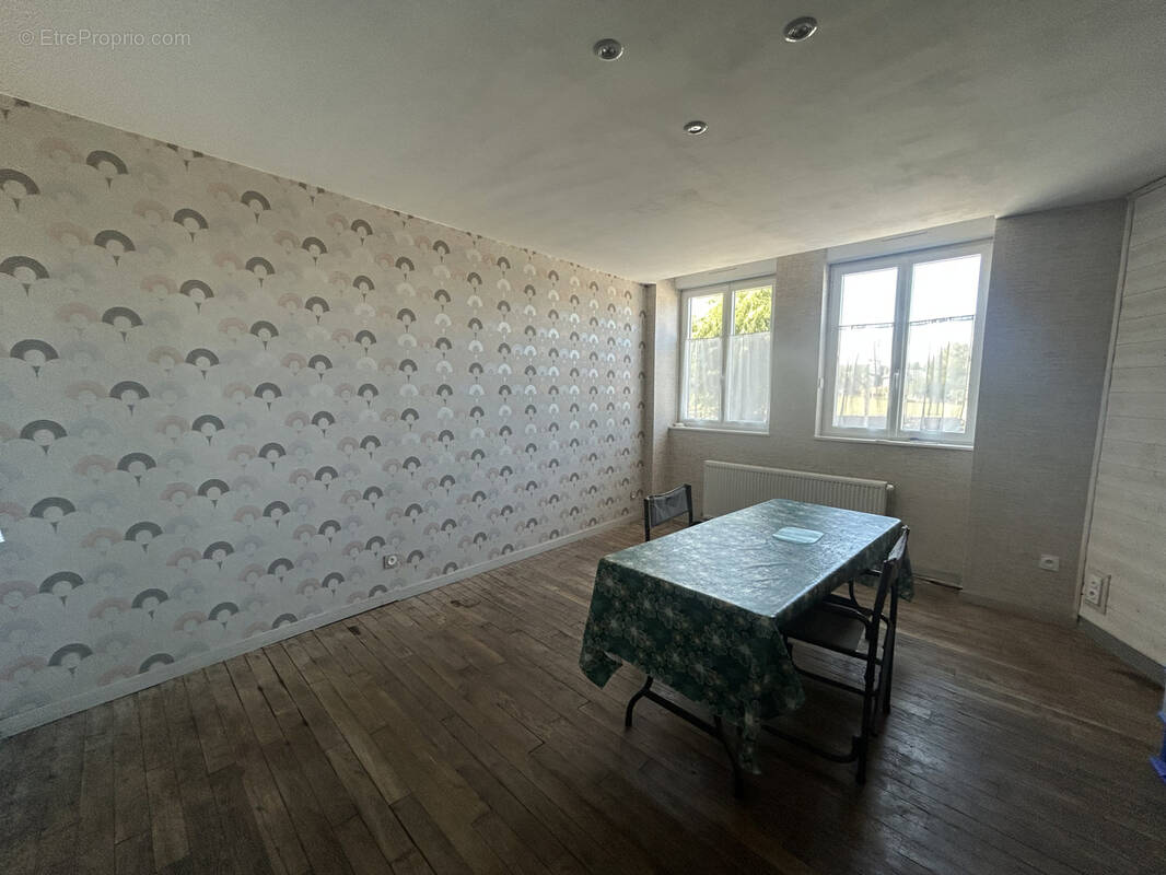 Maison à MONTAIGNAC-SAINT-HIPPOLYTE