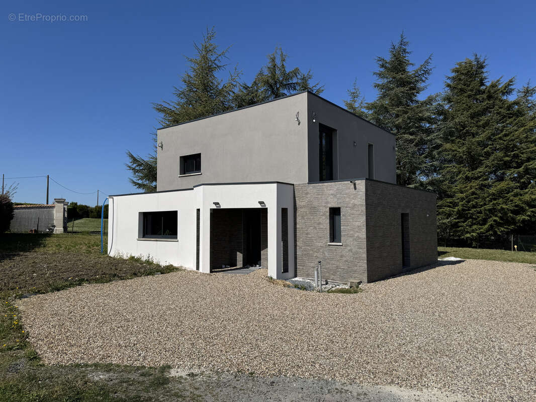 Maison à BARBEZIEUX-SAINT-HILAIRE