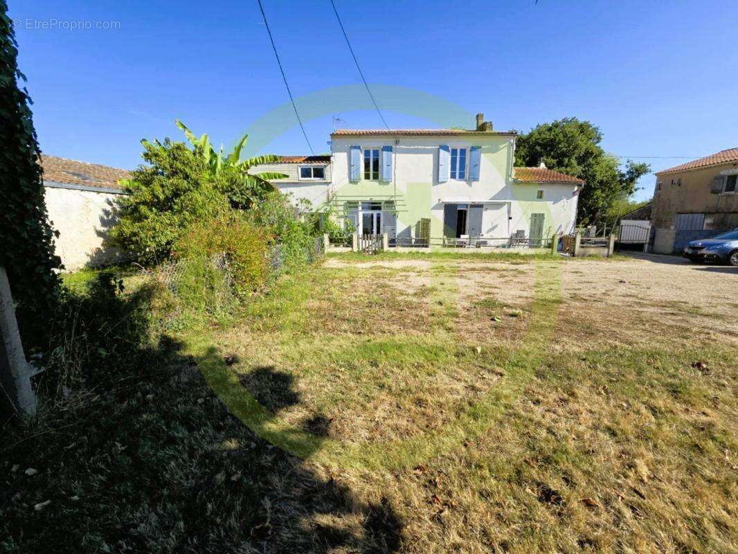 Maison à CHENAC-SAINT-SEURIN-D&#039;UZET