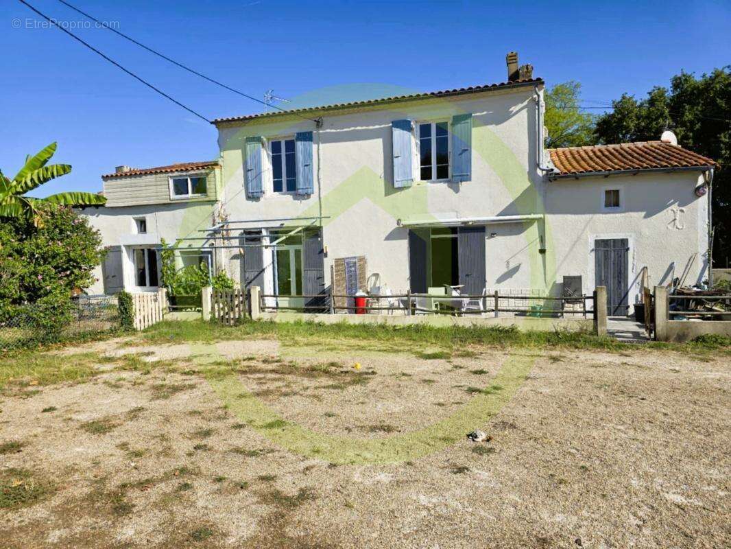 Maison à CHENAC-SAINT-SEURIN-D&#039;UZET