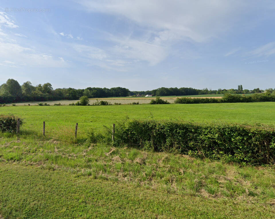 Terrain à SAINT-JEAN-DE-BONNEVAL