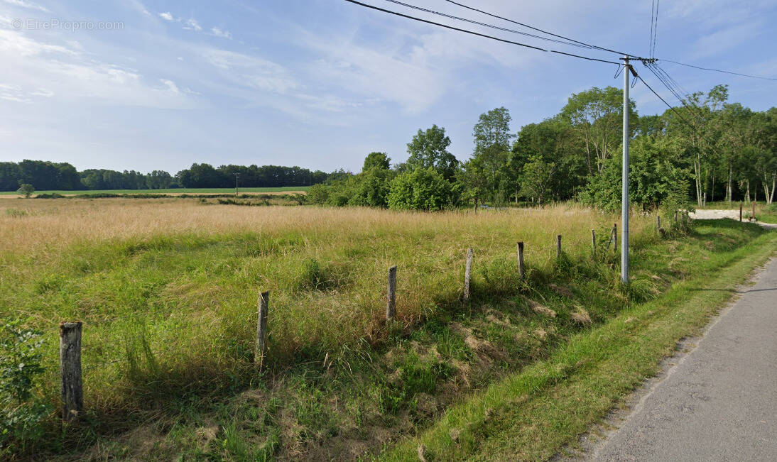 Terrain à SAINT-JEAN-DE-BONNEVAL