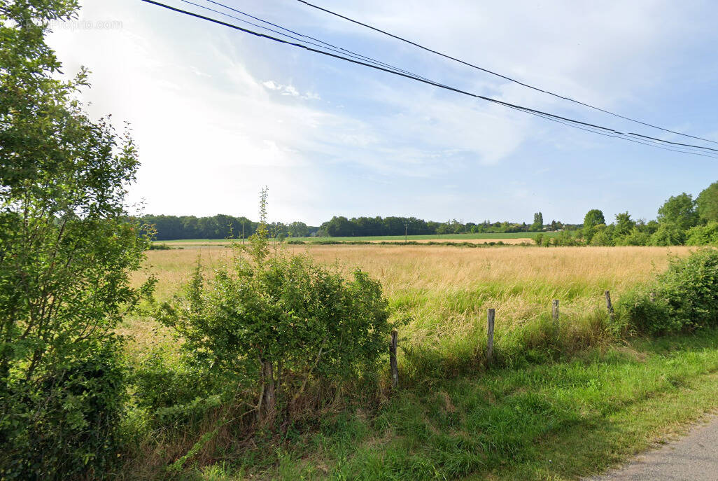 Terrain à SAINT-JEAN-DE-BONNEVAL