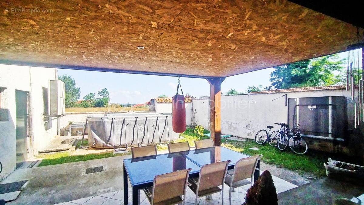 Maison à SAINT-GERMAIN-LESPINASSE