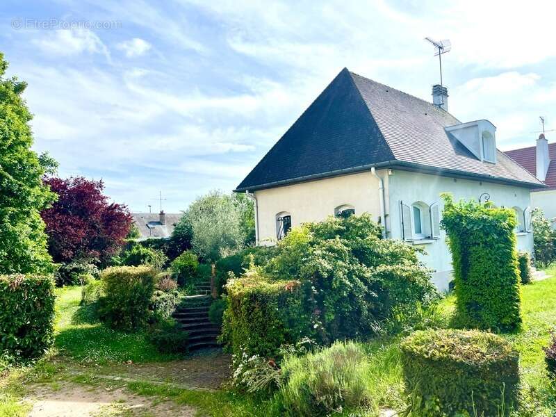 Maison à SAINT-JEAN-DE-LA-RUELLE
