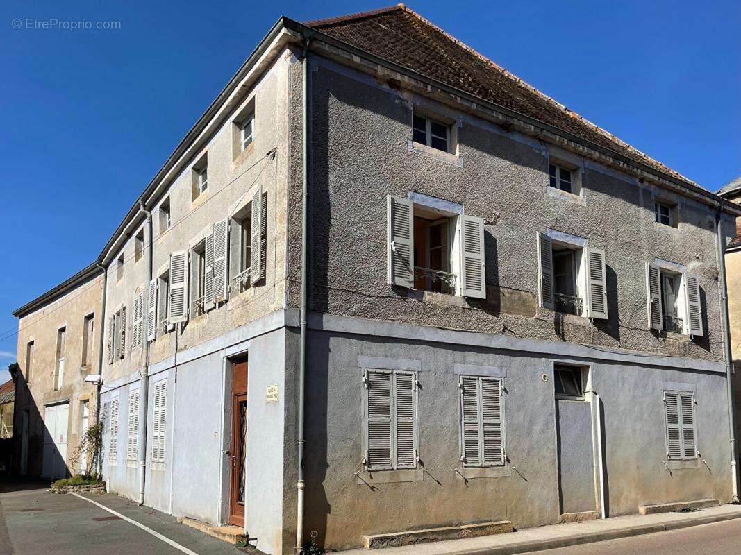 Maison à SALORNAY-SUR-GUYE