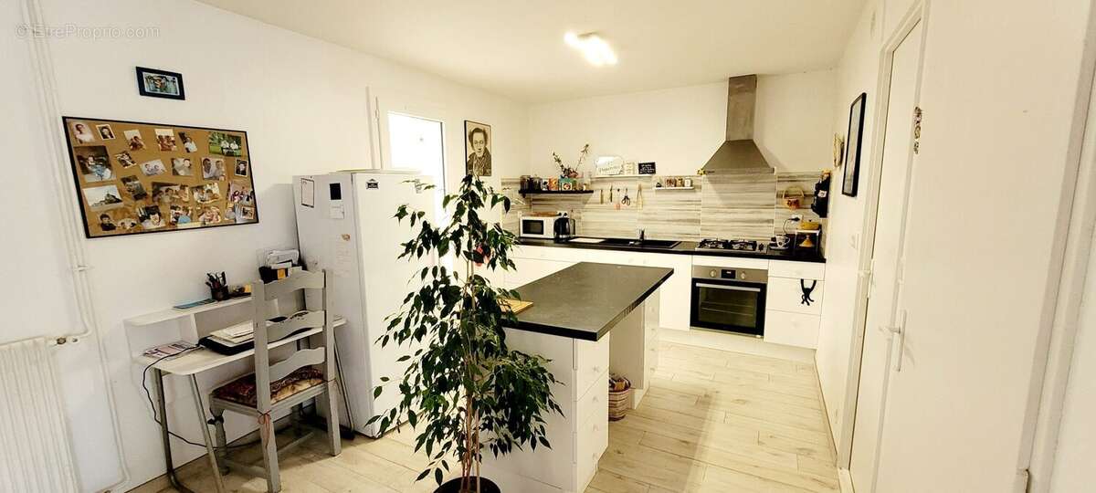 Cuisine aménagée et équipée - Maison à SAINT-JEAN-D&#039;ANGELY