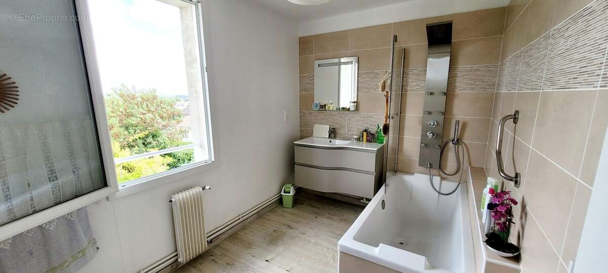 Salle de bains - Maison à SAINT-JEAN-D&#039;ANGELY