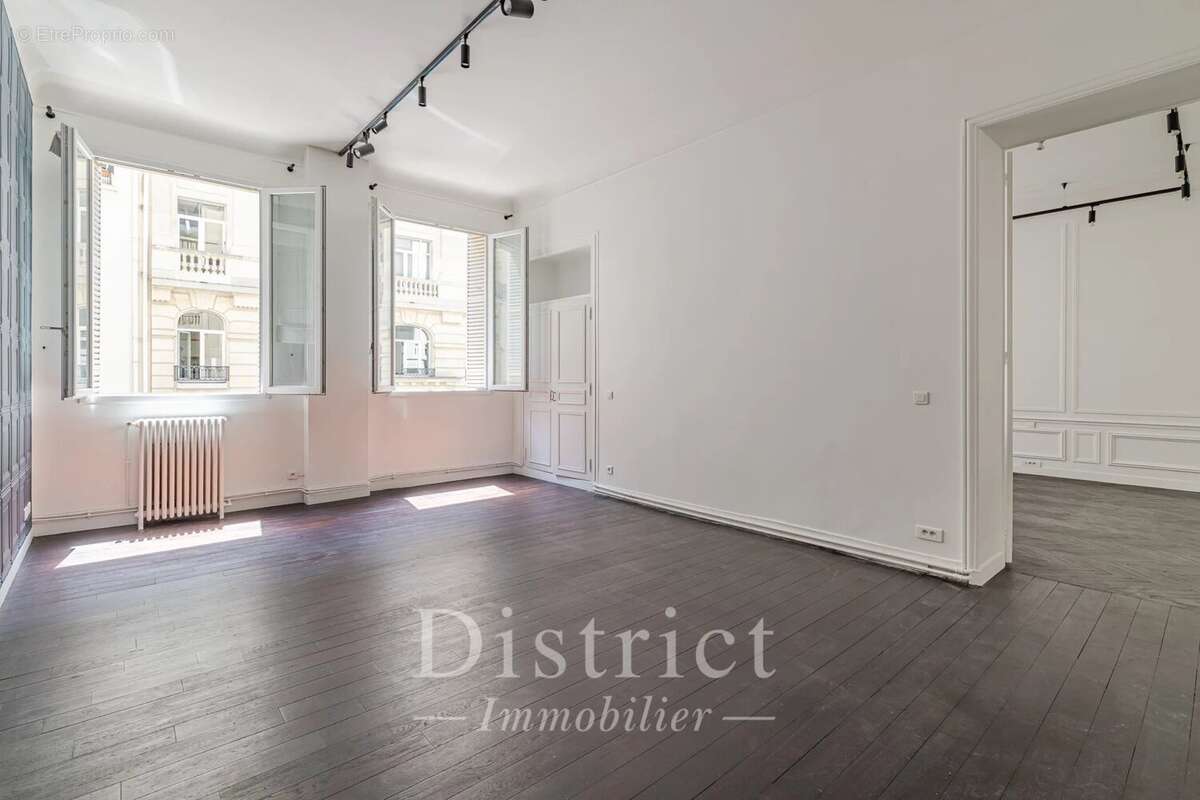 Appartement à PARIS-8E