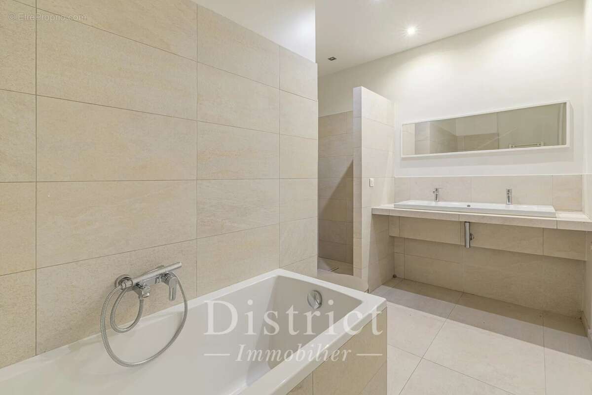 Appartement à PARIS-8E