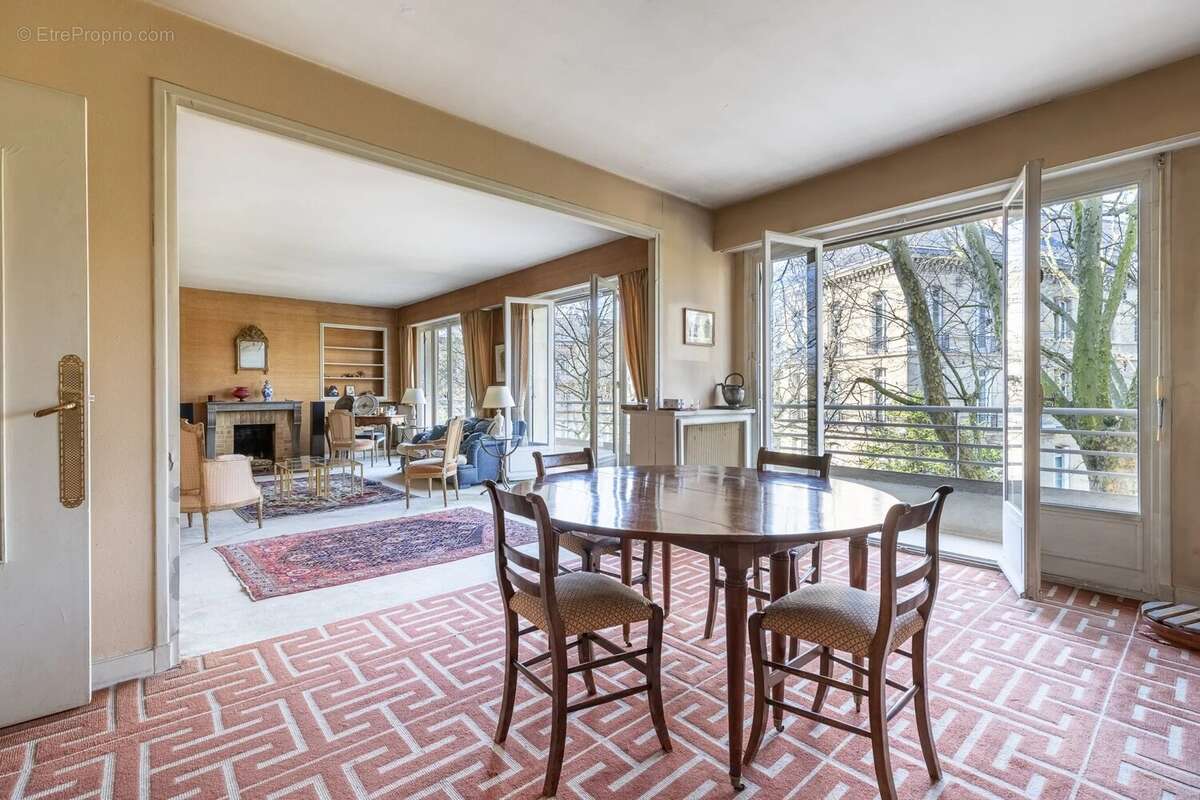 Appartement à PARIS-16E