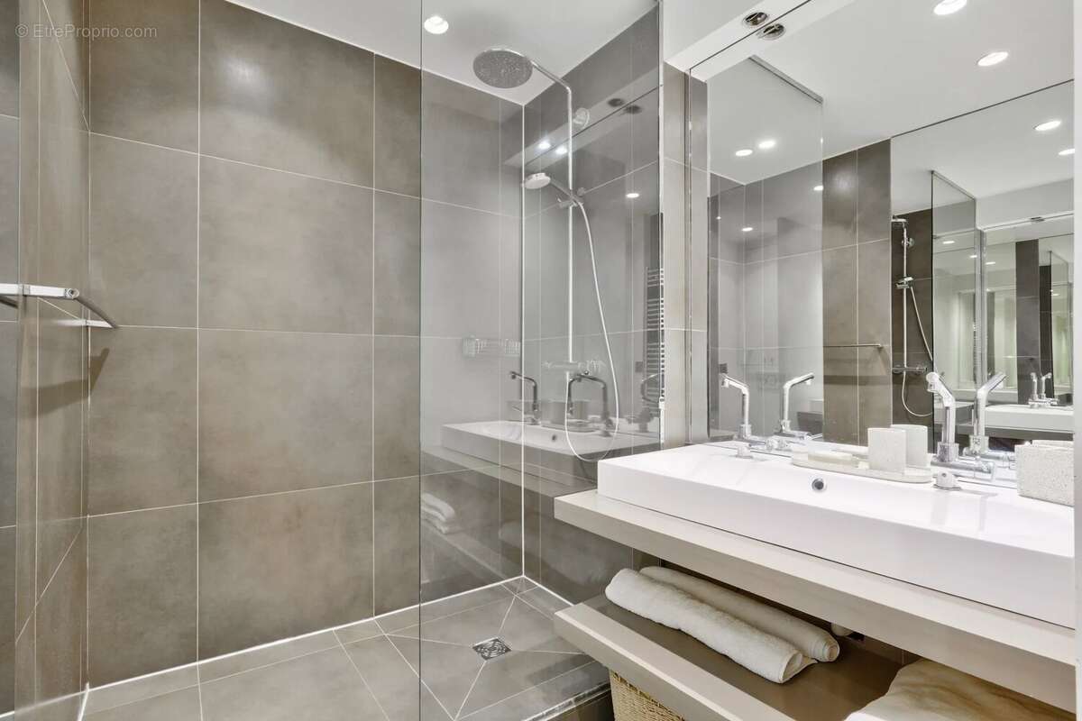 Appartement à NEUILLY-SUR-SEINE