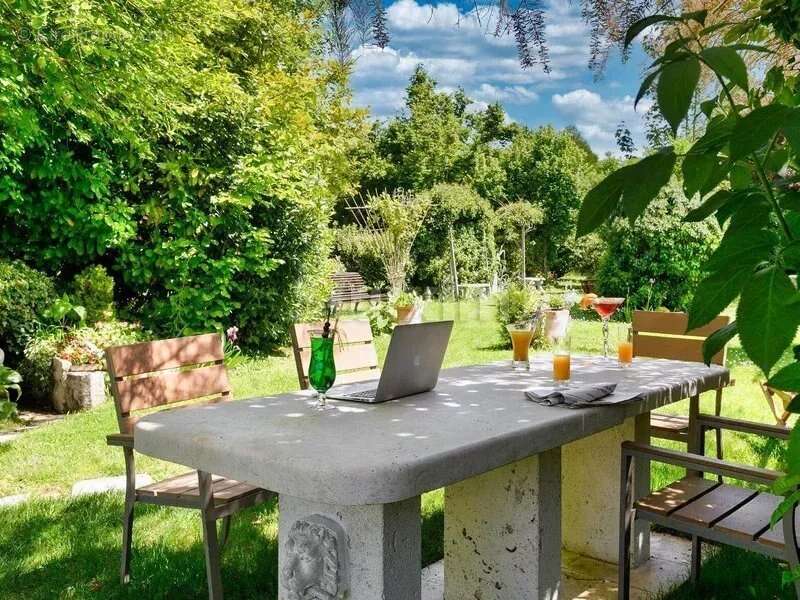 Commerce à CHEVERNY