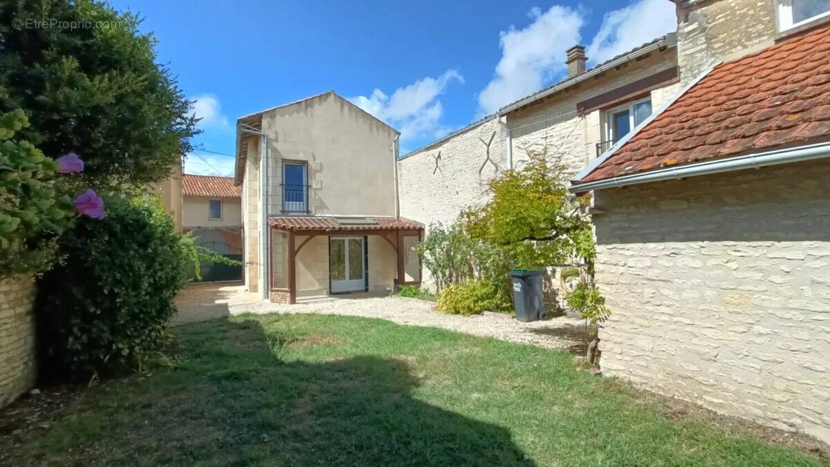 Maison à NEUVILLE-DE-POITOU