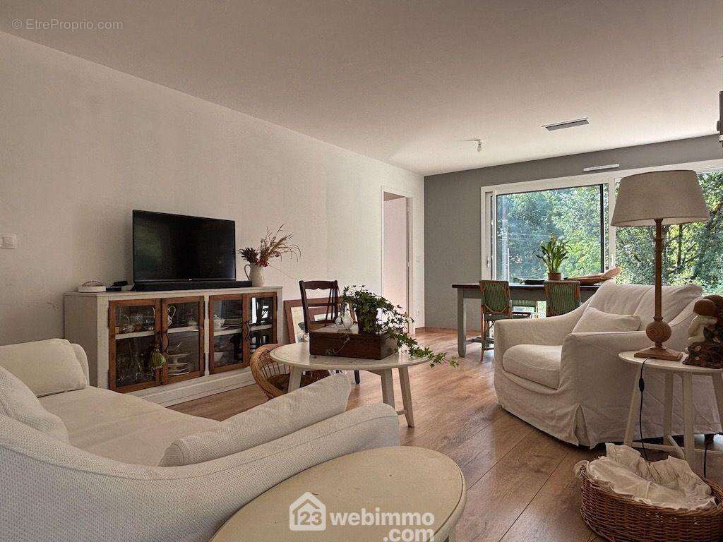 ... la pièce de vie de 38 m2 : - Maison à BERUGES