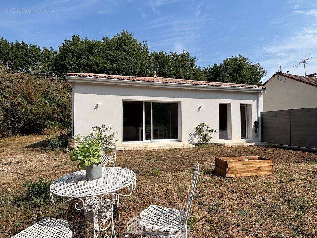 Sa grande baie vitrée permet de profiter de la vue verdoyante, sans vis-à-vis, - Maison à BERUGES