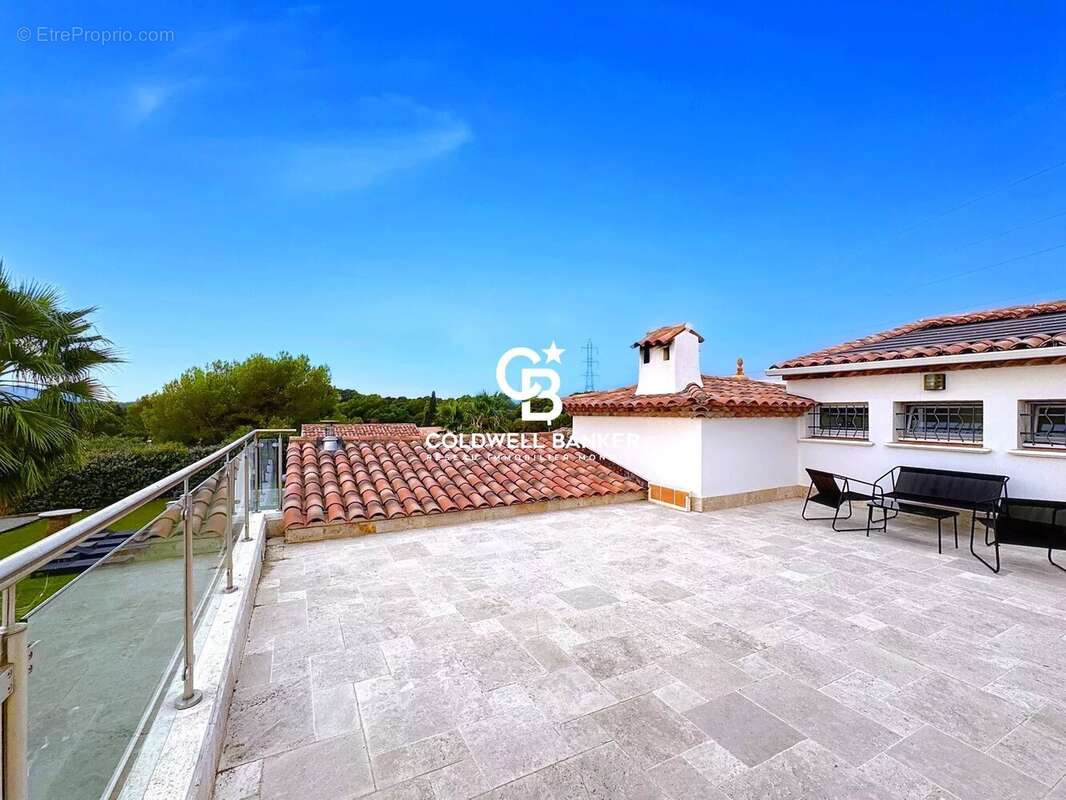 Maison à ROQUEBRUNE-SUR-ARGENS