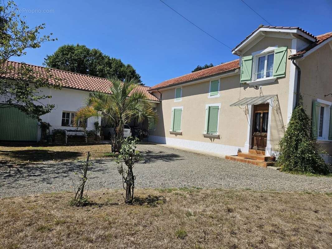 Maison à LADEVEZE-RIVIERE