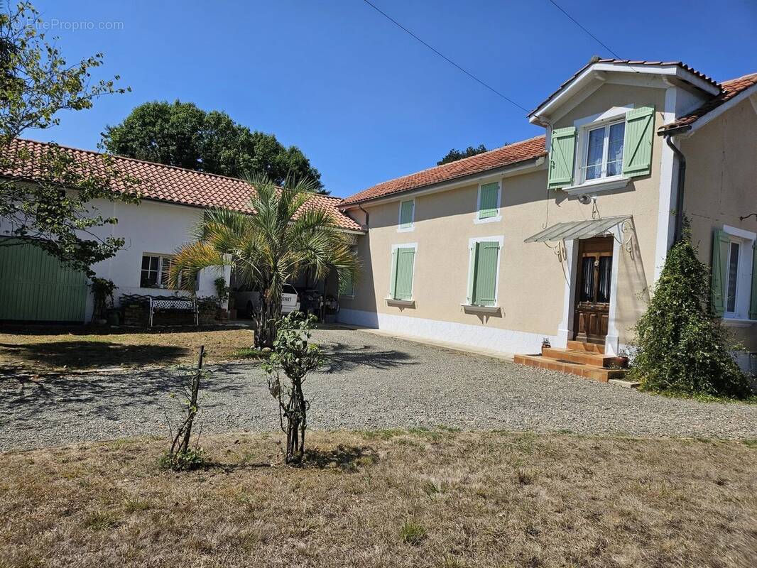 Maison à LADEVEZE-RIVIERE