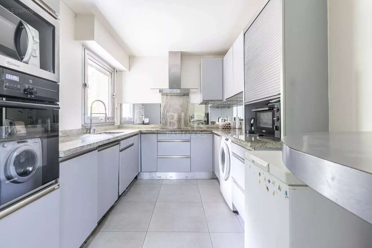 Appartement à NEUILLY-SUR-SEINE