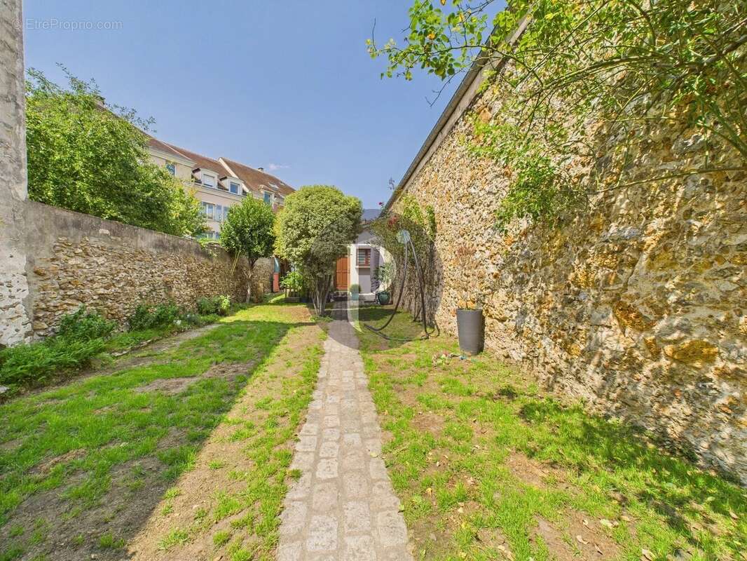 Maison à VERRIERES-LE-BUISSON