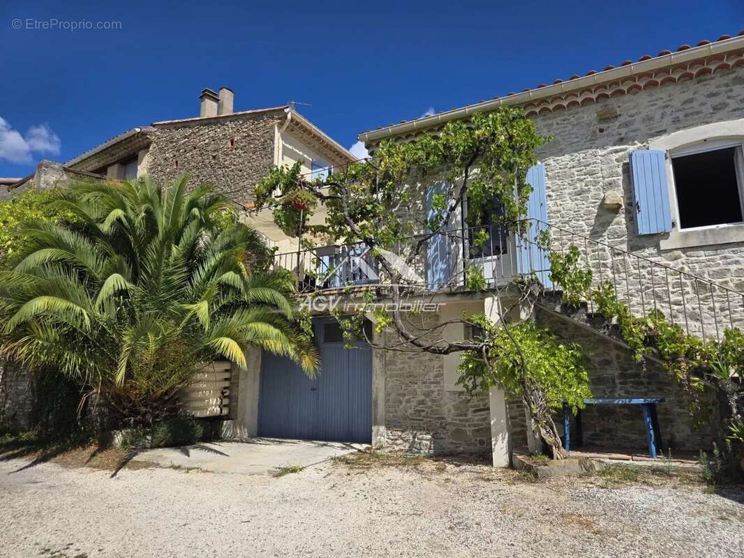 Maison à SAINT-JULIEN-LES-ROSIERS