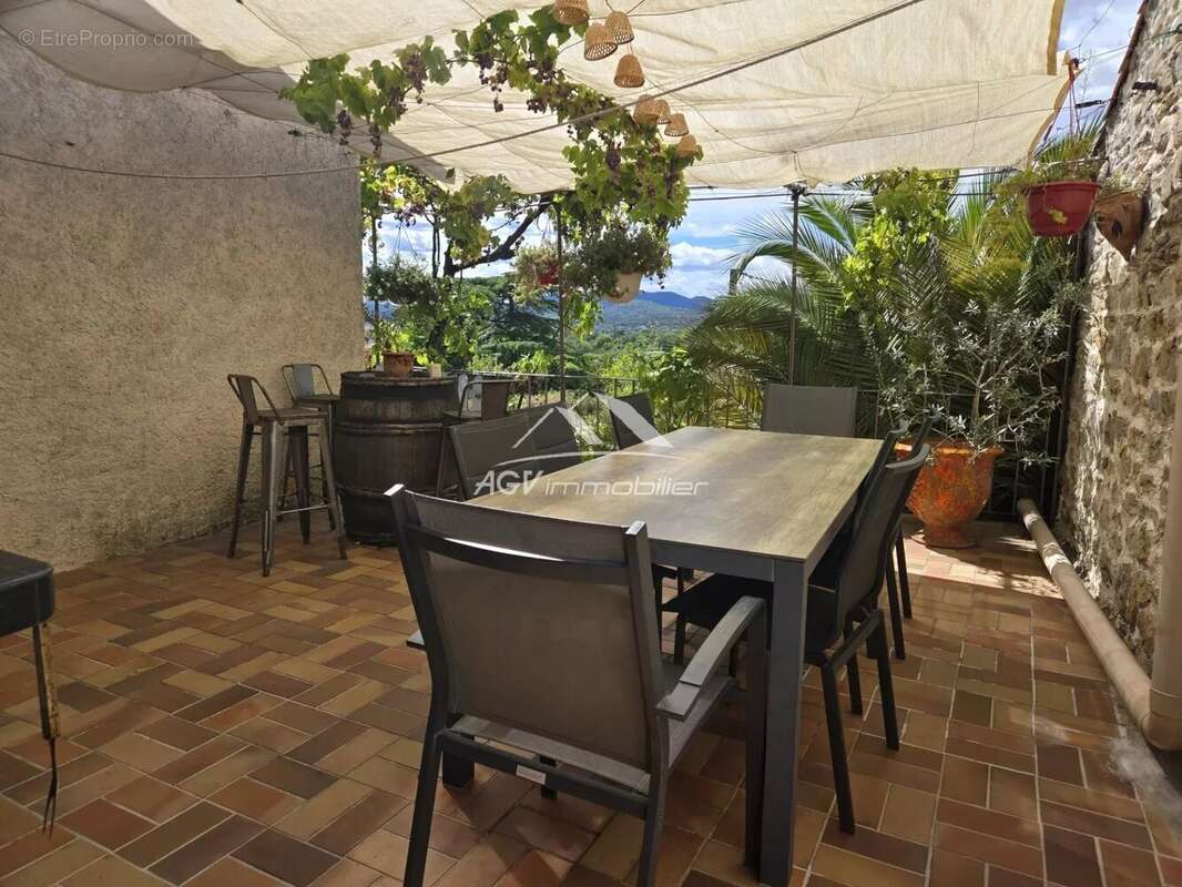 Maison à SAINT-JULIEN-LES-ROSIERS