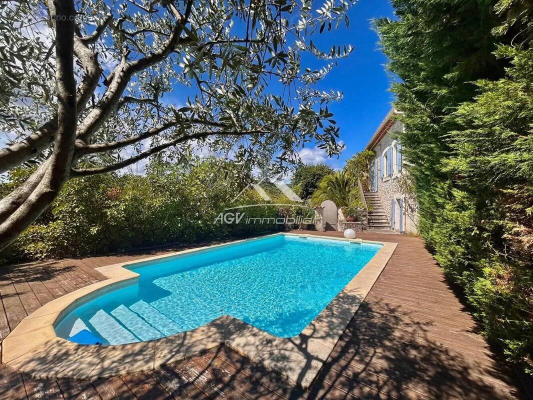 Maison à SAINT-JULIEN-LES-ROSIERS