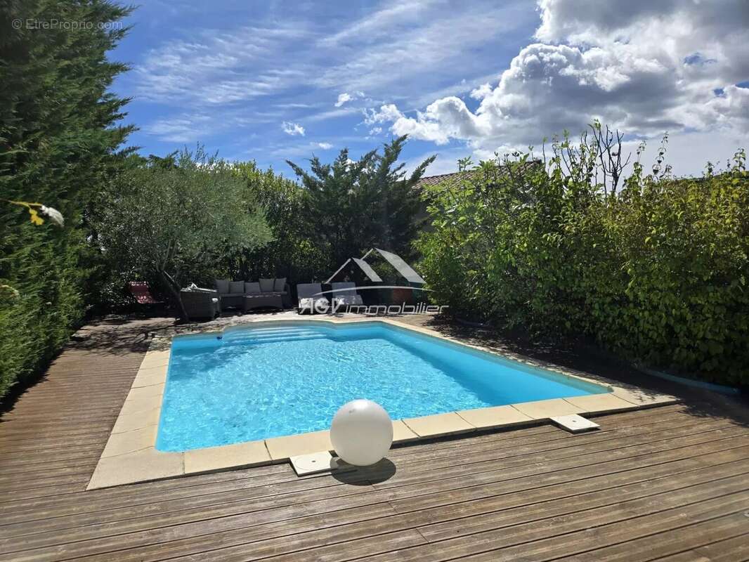 Maison à SAINT-JULIEN-LES-ROSIERS