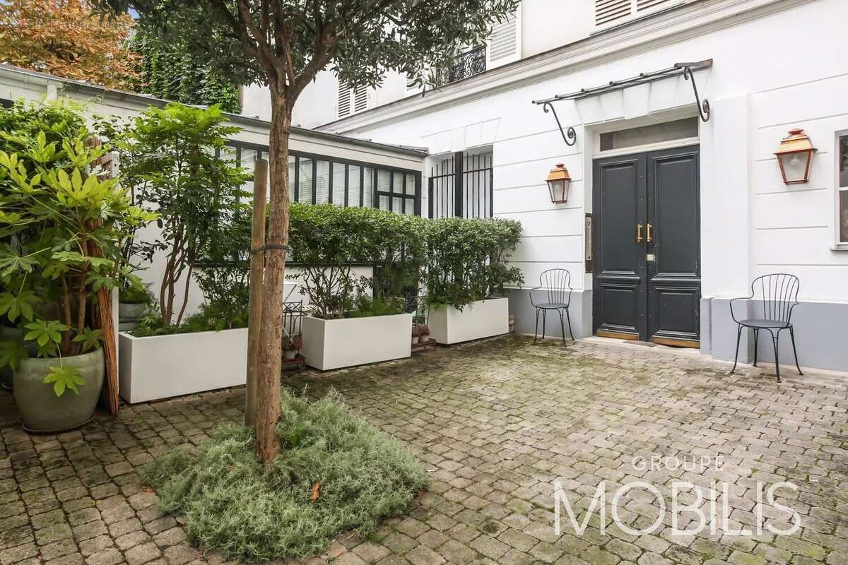 Appartement à PARIS-16E