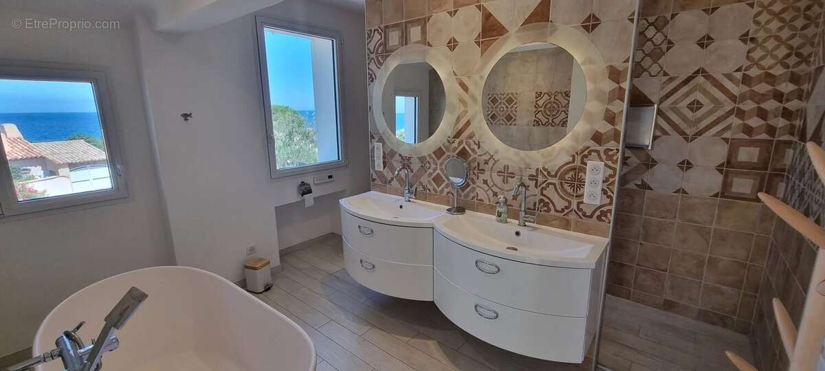 Maison à LES ISSAMBRES