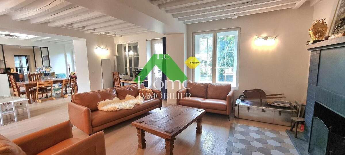 Maison à VALLANGOUJARD