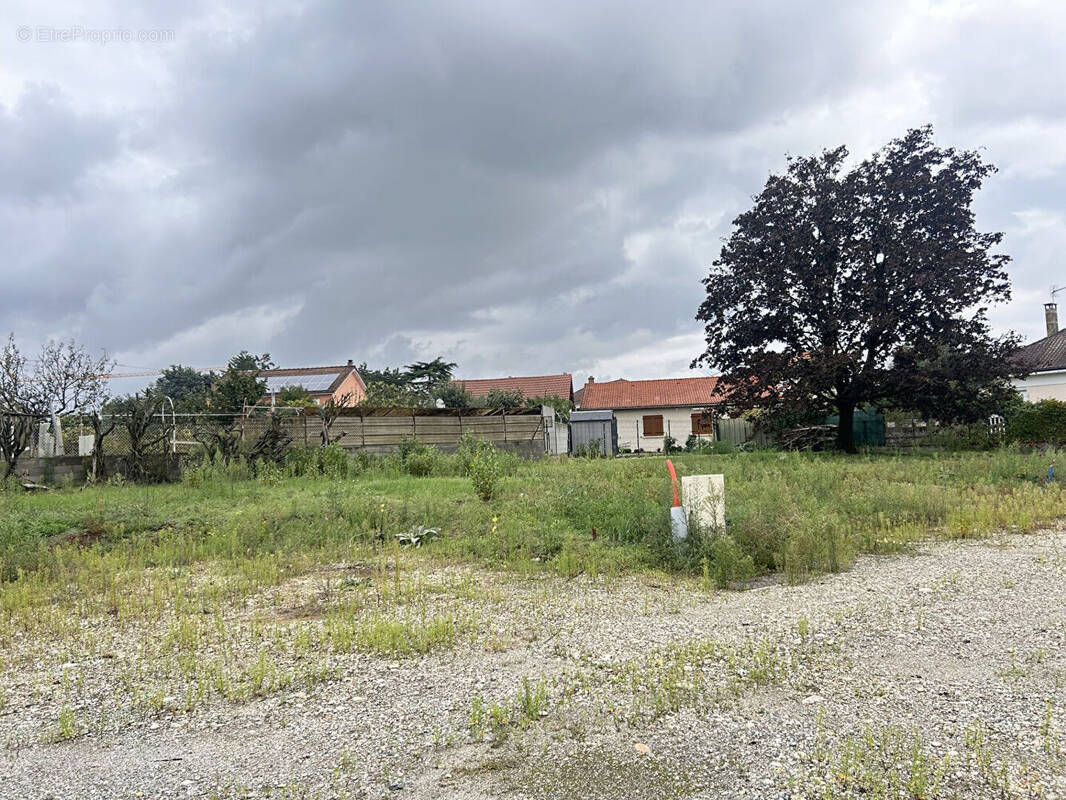 Terrain à DECINES-CHARPIEU