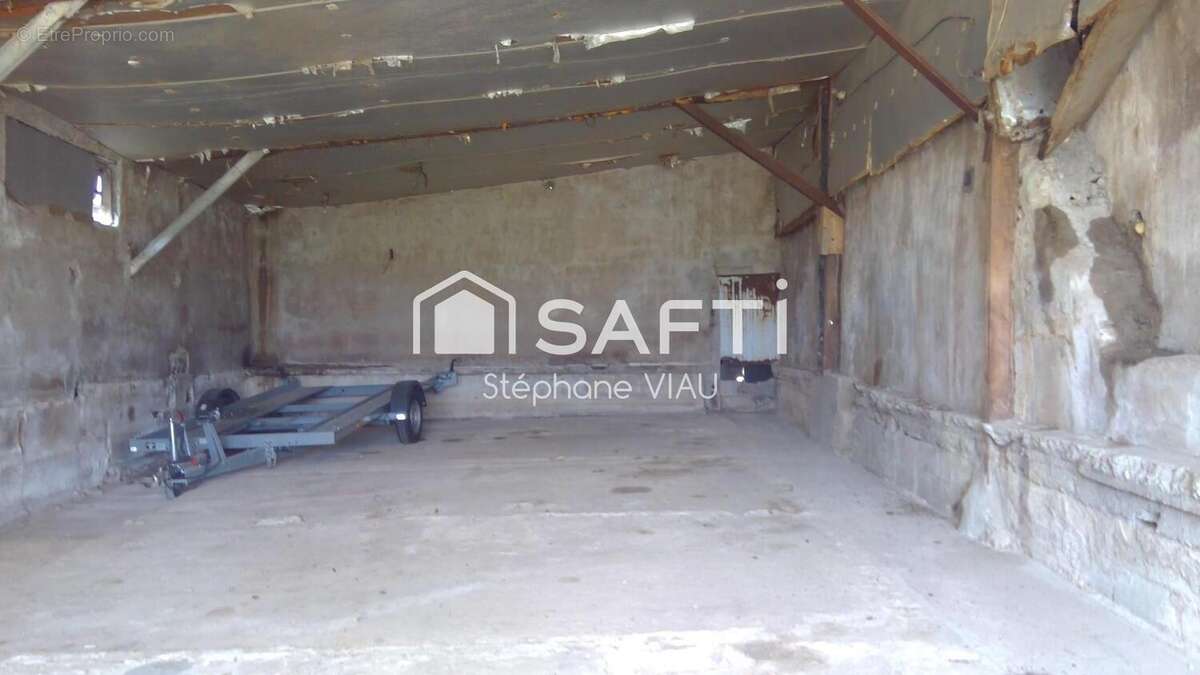 Photo 5 - Parking à SAINT-PIERRE-DES-ECHAUBROGNES