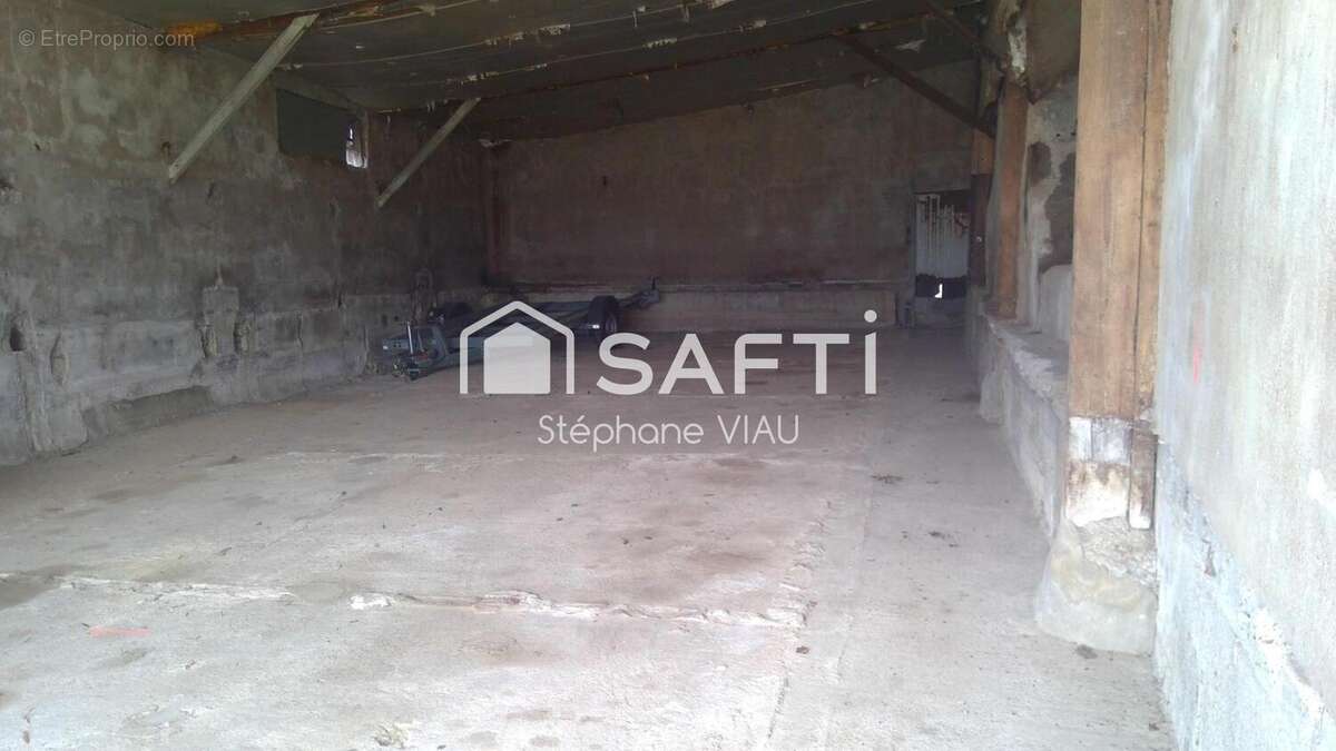 Photo 6 - Parking à SAINT-PIERRE-DES-ECHAUBROGNES