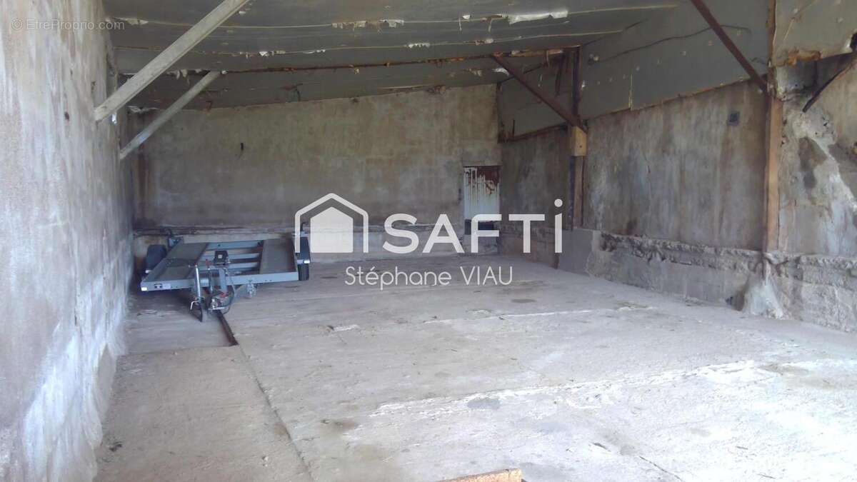 Photo 7 - Parking à SAINT-PIERRE-DES-ECHAUBROGNES