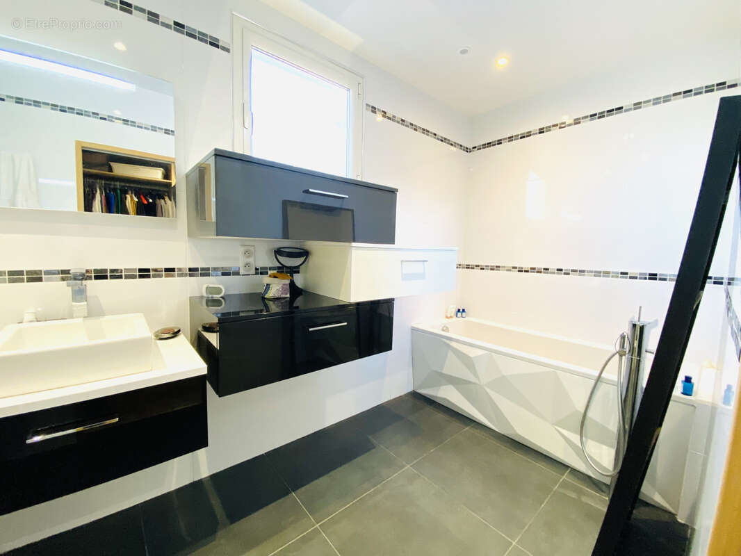 Maison à SAINT-BRES