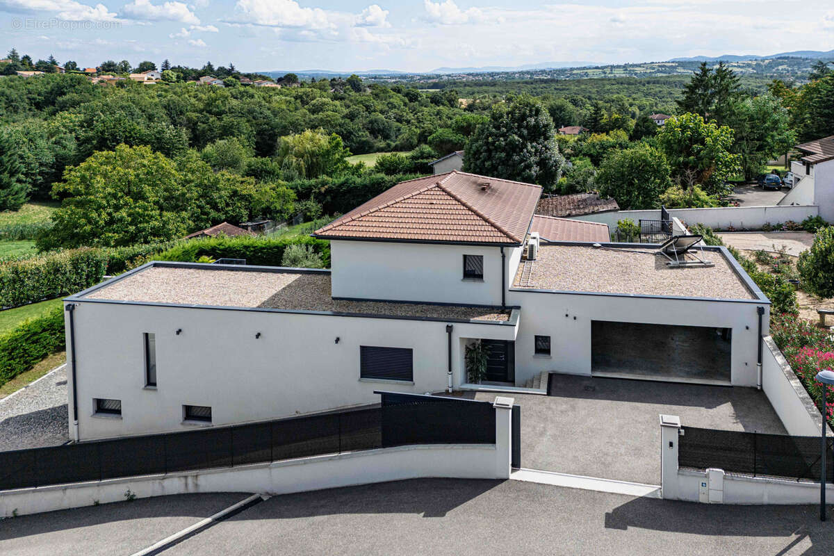 Maison à LA TOUR-DE-SALVAGNY
