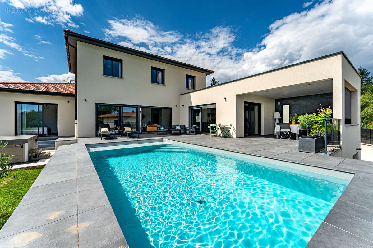 Maison à LA TOUR-DE-SALVAGNY