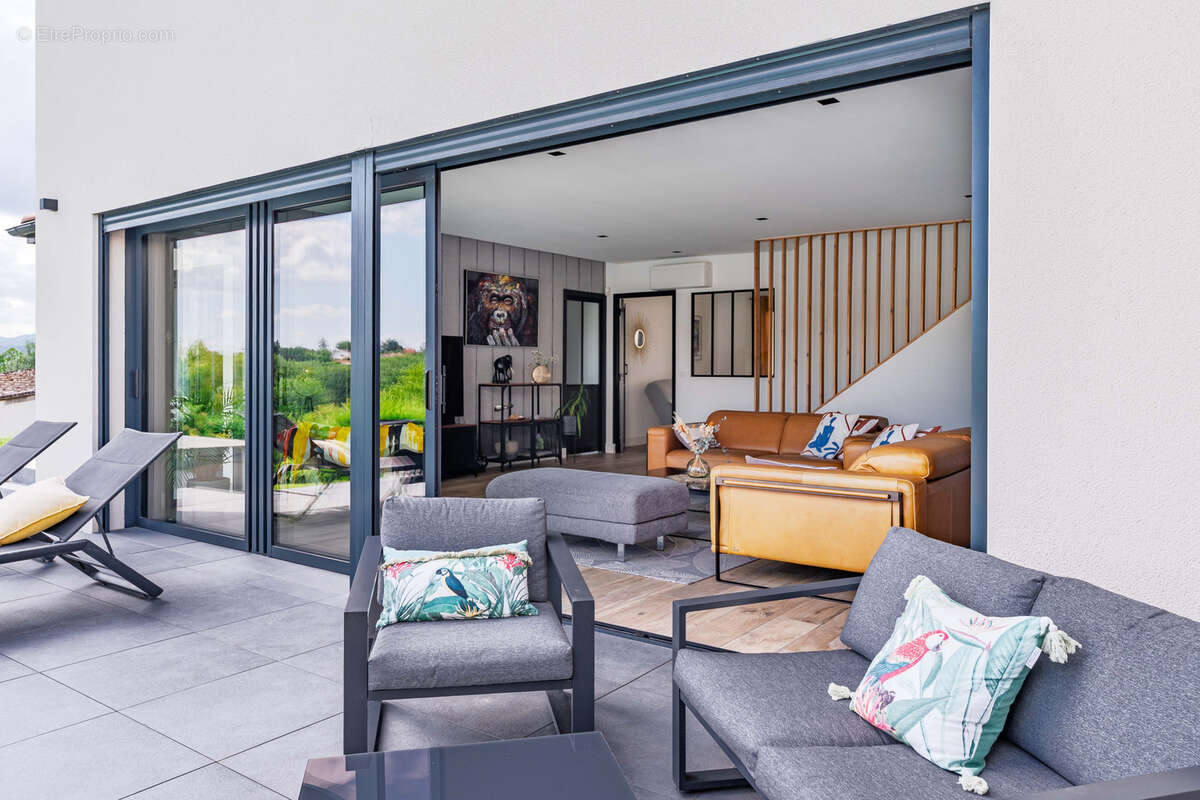 Maison à LA TOUR-DE-SALVAGNY