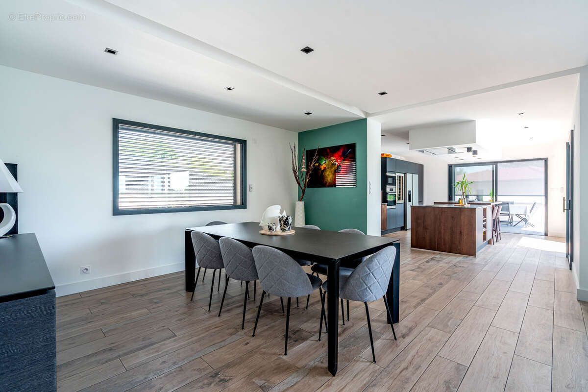 Maison à LA TOUR-DE-SALVAGNY