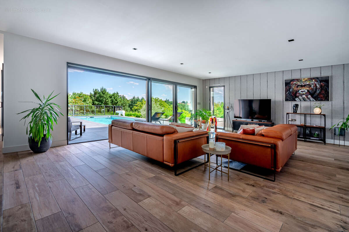 Maison à LA TOUR-DE-SALVAGNY