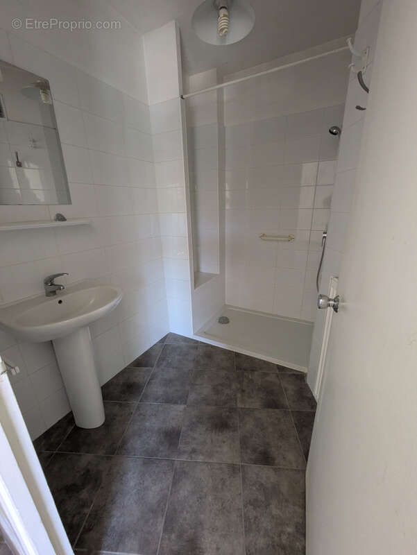 Appartement à BAGNOLS-SUR-CEZE